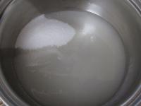 Cukr rozvaříme s vodou na lepkavý sirup (15...