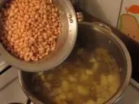 K bramborám přidáme sterilované bílé fazole...