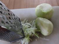 Kedlubnu oloupeme a nahrubo nastrouháme. Brambory...