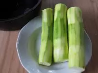 Cuketu oloupeme a nakrájíme na kolečka....
