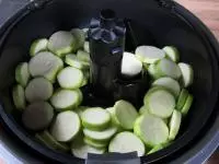Vložíme do ActiFry hrnce, přidáme lžičku...