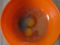 Vajíčka rozmícháme se solí a oreganem....
