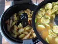 Zalijeme cuketu na pánvi....