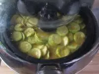 Pánev vložíme nad brambory a pečeme 8 minut....