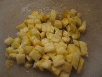 Čerstvý ananas nadrobno nasekáme a zamícháme...