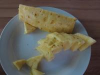 Ananas překrojíme na čtvrtiny po délce,...