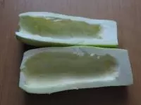 Dýni oloupeme, překrojíme na poloviny po délce...