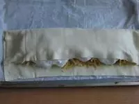 Těsto na plechu bez náplně přeložíme přes...