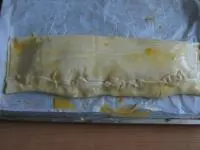 ... natřeme rozšlehaným vajíčkem a kratším...