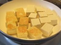 Tofu nakrájíme na kostičky a mírně osmahneme...