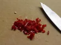 Chilli papričku najemno nakrájíme....