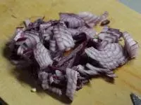 Červenou cibuli očistíme a nadrobno...