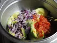 Chilli a cibuli přimícháme do avokáda....