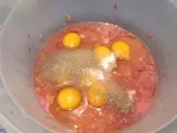 Do jater přidáme vajíčka, sůl a pepř ......