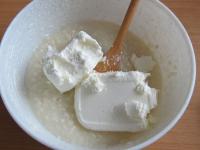 ... tvaroh a citronovou šťávu....