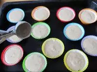 Do forem na muffiny vložíme papírové...