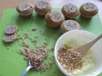 Z upečených muffinů odkrojíme vršky a...