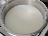 Rýži propláchneme na sítku pod tekoucí vodou....