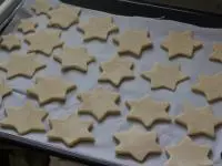 Hvězdičky upečeme na plechu vyloženém...