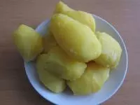 Brambory omyjeme a ve slupce vaříme 15 minut....