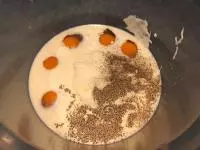 Ve smetaně rozmícháme vajíčka, sůl a pepř....
