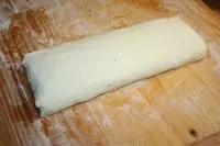 Na přeložené těsto natřeme makovou nádivku a...