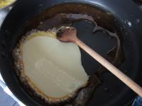 Na velké pánvi zkaramelizujeme cukr a přilijeme...