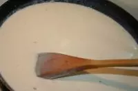 Na mírném ohni rozpustíme máslo, nastrouháme...