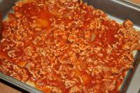 Na lasagne nalijeme část ragú....