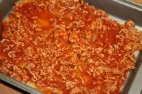 Na lasagne nalijeme část ragú....