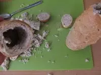 Z hrubší menší bagety odkrojíme konce....