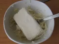 Přimícháme brynzu ......