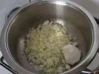 Cibuli očistíme a nadrobno pokrájíme....