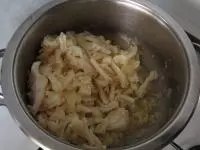 Přidáme předvařené dršťky ......