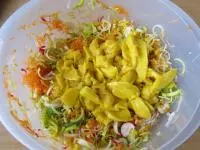 Mango oloupeme, odkrojíme od pecky a nakrájíme...