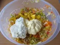 Nakonec vmícháme jogurt, majonézu, trošku soli...