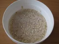Ovesné vločky zalijeme vodou....
