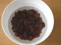 Rozinky omyjeme a namočíme do vody....