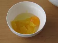 Vejce rozmícháme s medem a jogurtem, ......