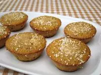 Vychlazené muffiny vyklopíme z formiček a...