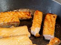 Přidáme trochu omáčky Teriyaki, naposledy...