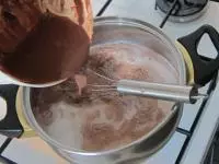 Polovinu mléka s cukrem přivedeme do varu. V...