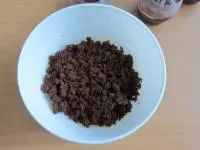 Korpus vyklopíme z formy na rozdrobíme....