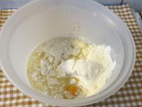 Do hluboké mísy nasypeme obě mouky, cukr,...