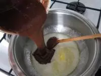 V hrnci rozpustíme máslo, přilijeme...