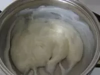 Z mléka a maizeny uvaříme hustý pudink....