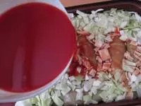 Navrch nasypeme druhou polovinu zelí a zalejeme...