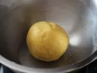 Z uvedených ingrediencí vymícháme těsto pâte...