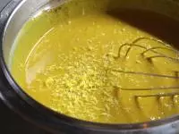 Přimícháme koření a citronovou kůru....
