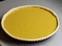 Na těsto vlijeme připravenou náplň....